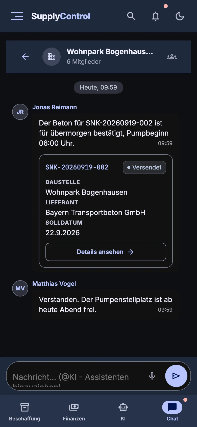 Team-Chat auf dem Handy mit Sprachnachrichten und Lieferungskarten, dunkles Design