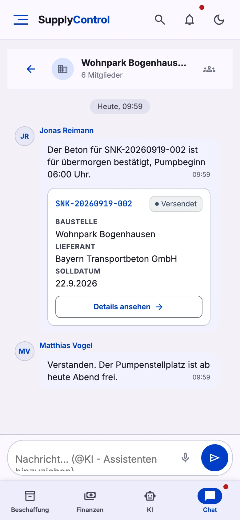 Team-Chat auf dem Handy mit Sprachnachrichten und Lieferungskarten