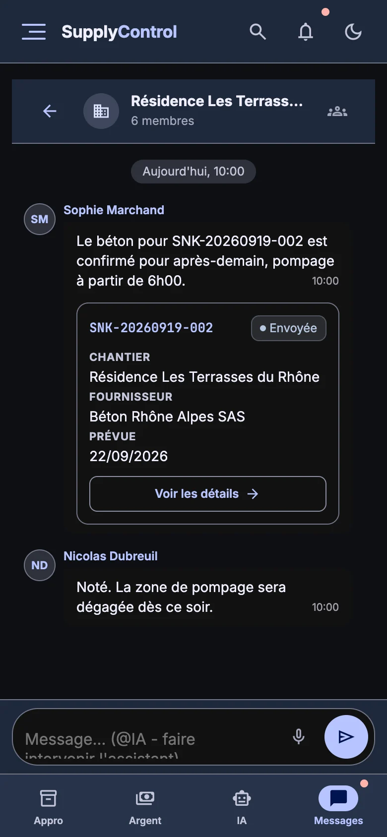 Messagerie d'équipe sur mobile, avec messages vocaux et cartes de livraison, thème sombre